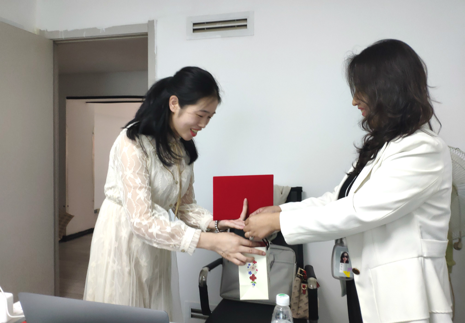 磐石品牌舉辦“賦能員工 合作共贏—商務(wù)禮儀”培訓(xùn)活動 磐石品牌舉辦“賦能員工 合作共贏—商務(wù)禮儀”培訓(xùn)活動