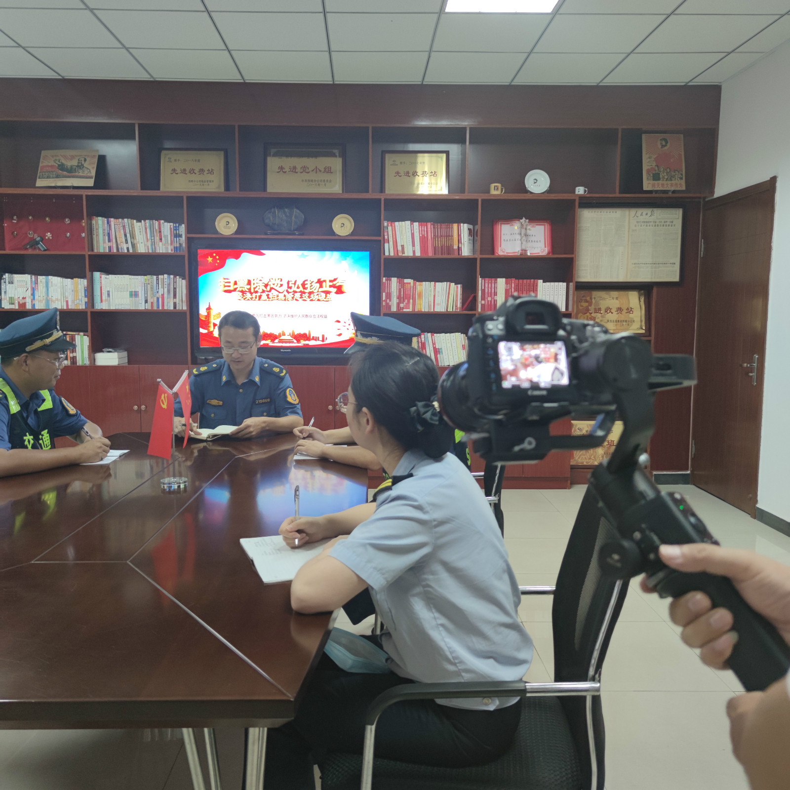 高速集團西略分公司掃黑除惡專題片順利完成拍攝 高速集團西略分公司掃黑除惡專題片順利完成拍攝